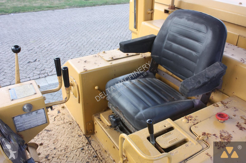 Bulldozer Caterpillar D6E Fuel tanker