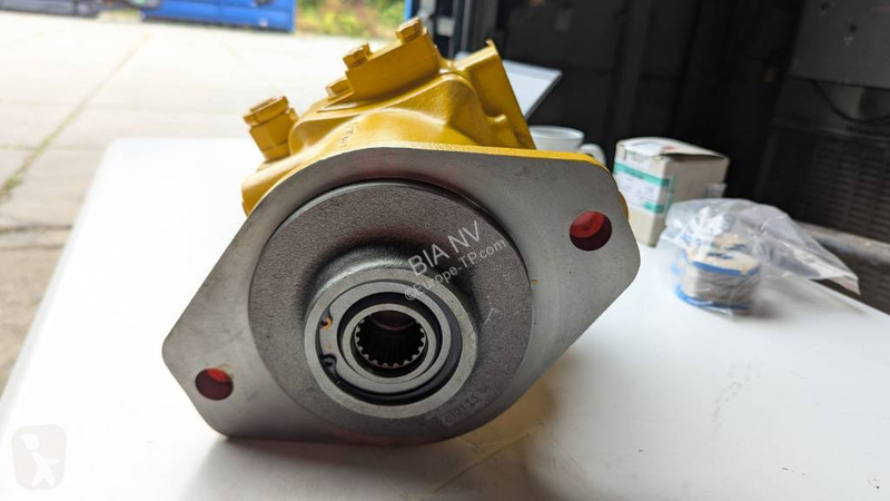 Furgoneta Komatsu D65PX-15 - HYDRAULIC MOTOR...