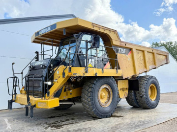 Pevná sklápěčka Caterpillar