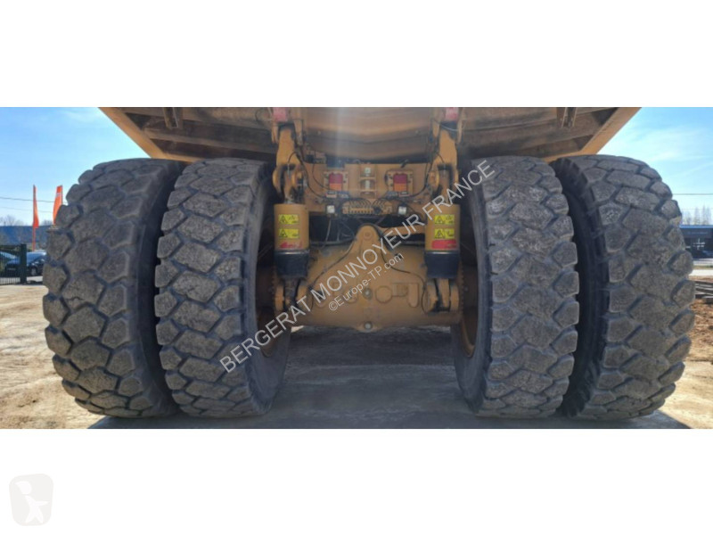 عربة قلابة Caterpillar
