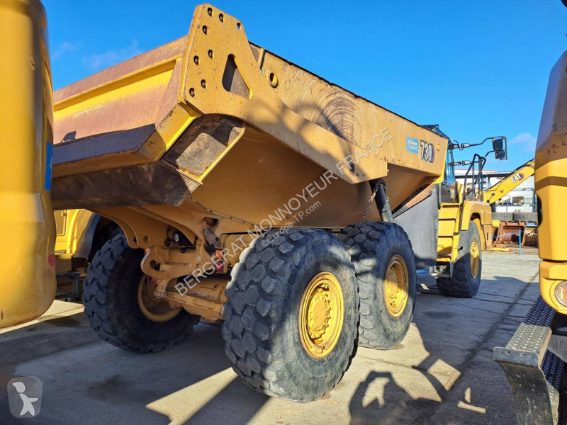 عربة قلابة Caterpillar
