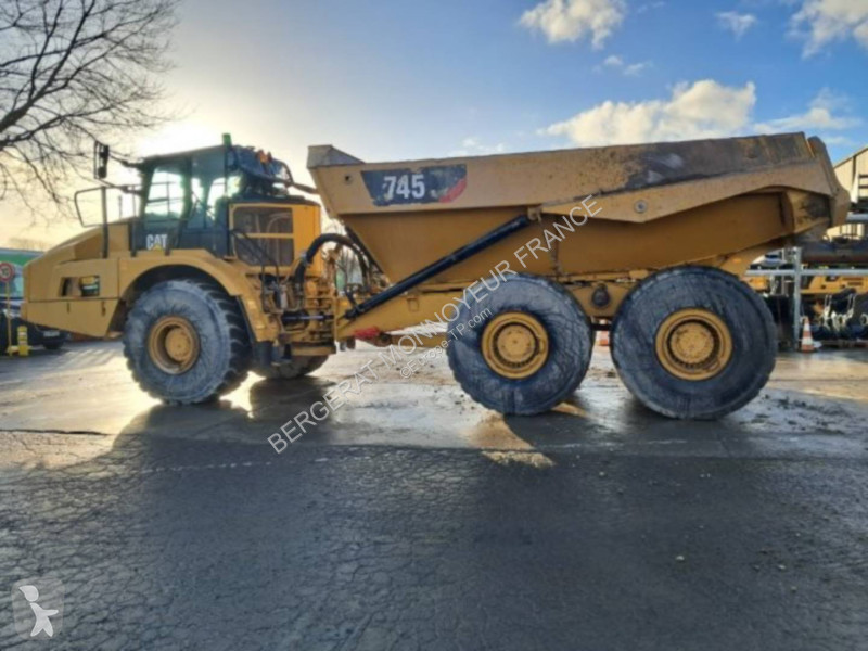 Sklápač Caterpillar 745