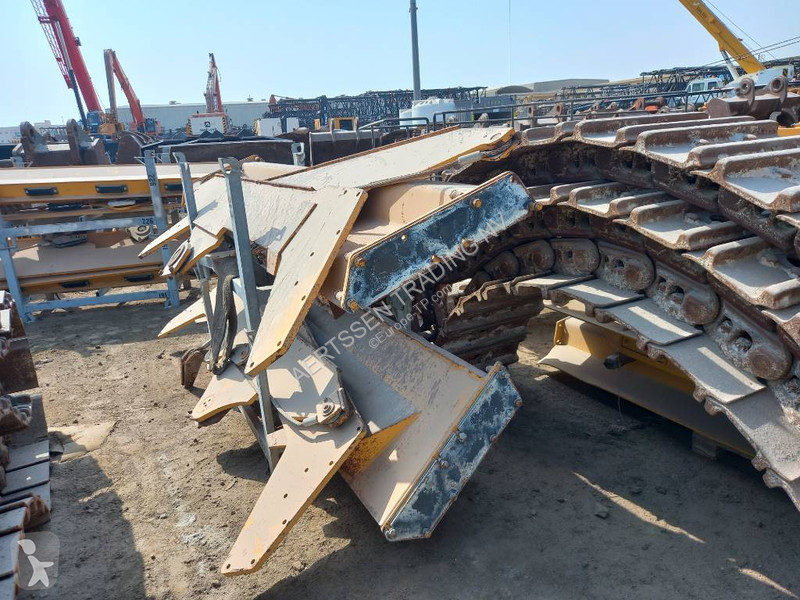 Dumper Komatsu R (4 pieces available in Abu Dhabi)