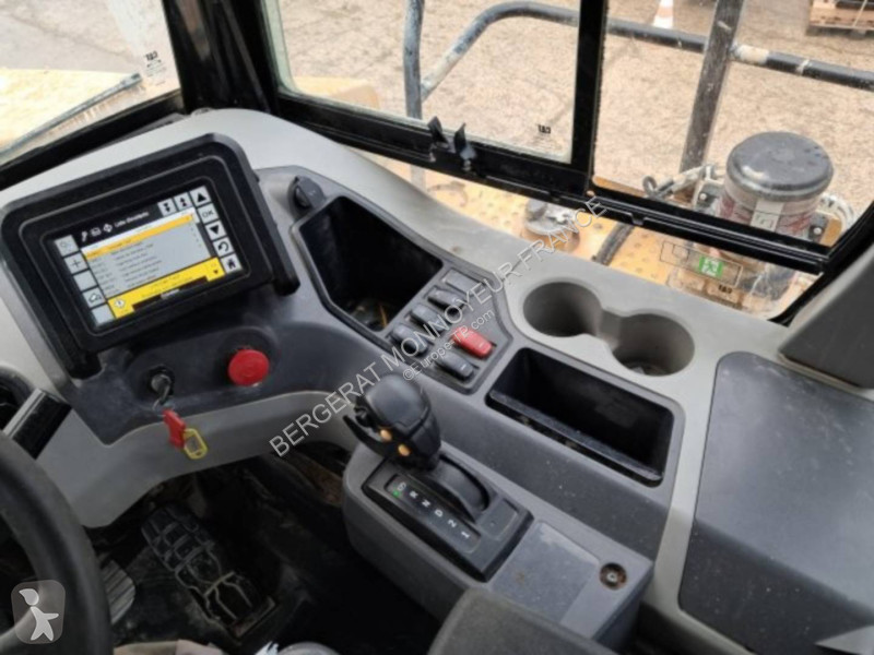 Sklápač Caterpillar 745