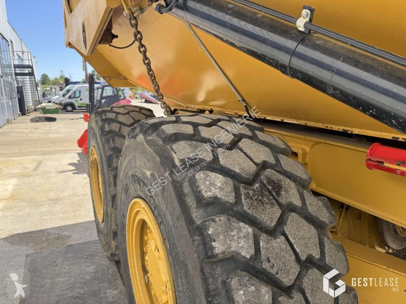 عربة قلابة Caterpillar