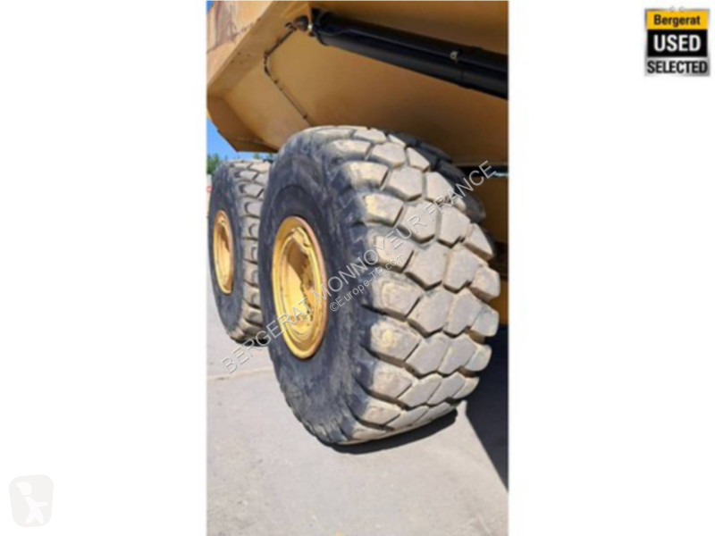 Sklápač Caterpillar 745