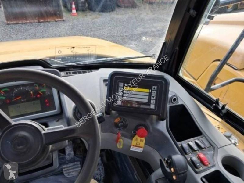 Sklápač Caterpillar 745