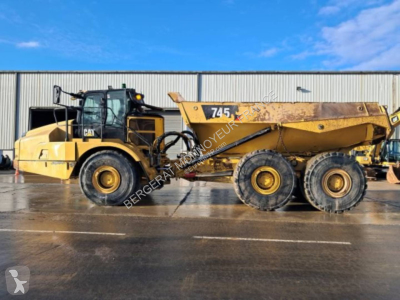 Sklápač Caterpillar 745