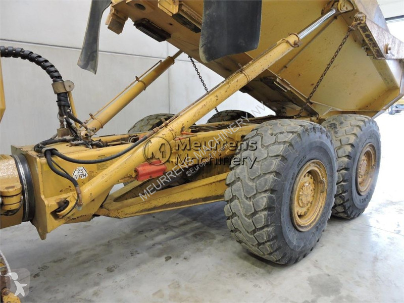 Sklápač Caterpillar 725