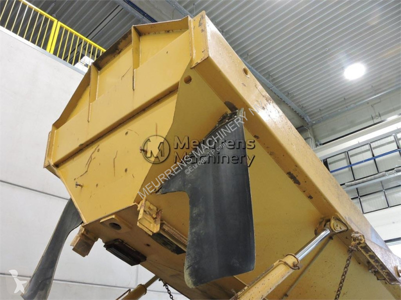 Sklápač Caterpillar 725