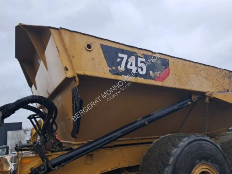 Sklápač Caterpillar 745