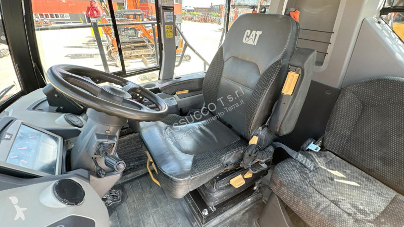Sklápač Caterpillar 6X6