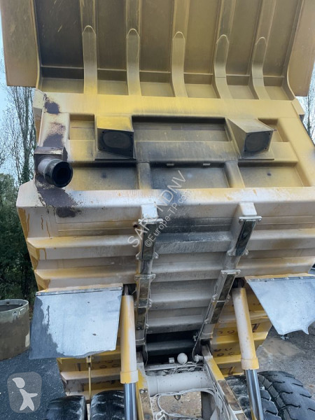 Sklápač Komatsu HD405