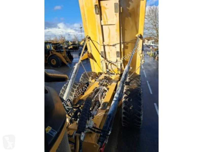 Sklápač Caterpillar 745