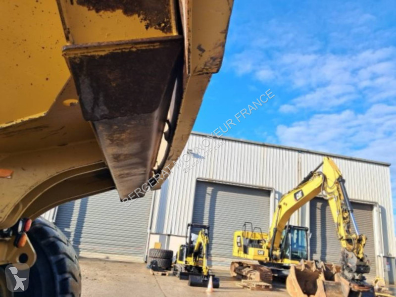Sklápač Caterpillar 745