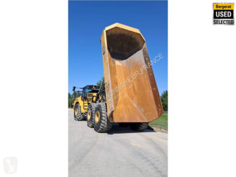 Sklápač Caterpillar 745
