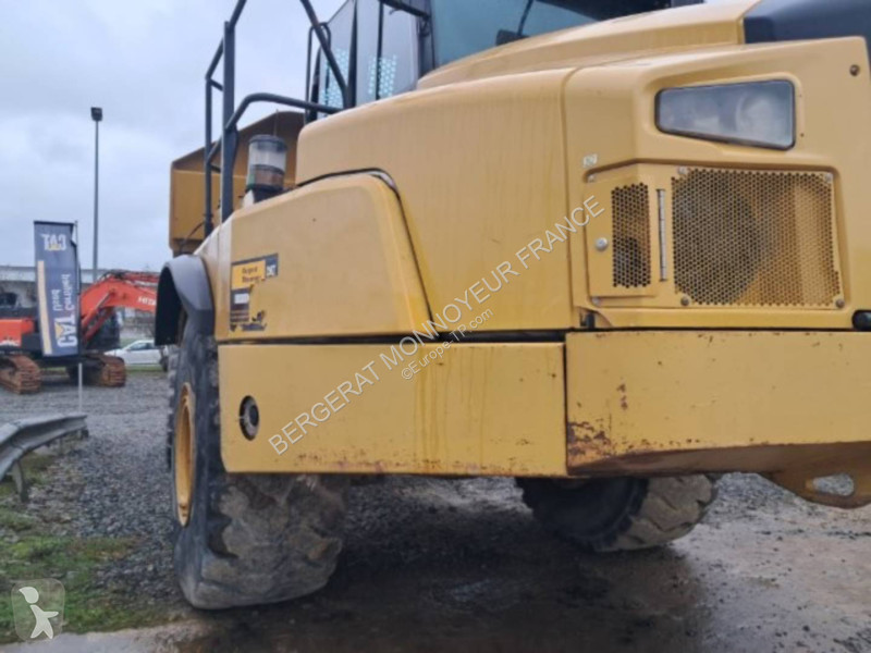 Sklápač Caterpillar 745