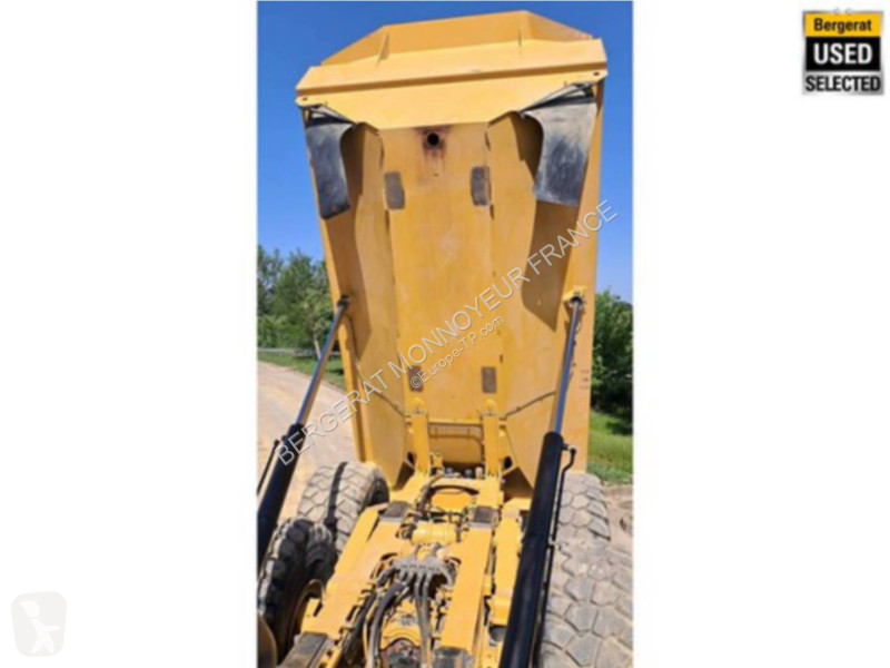 Sklápač Caterpillar 745