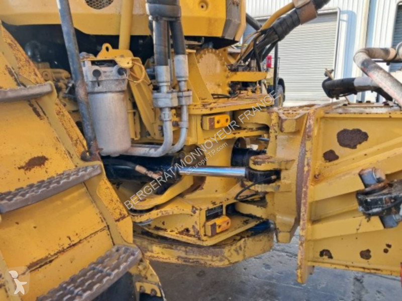 Sklápač Caterpillar 745