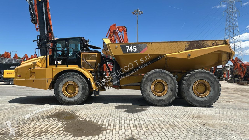 Sklápač Caterpillar 6X6