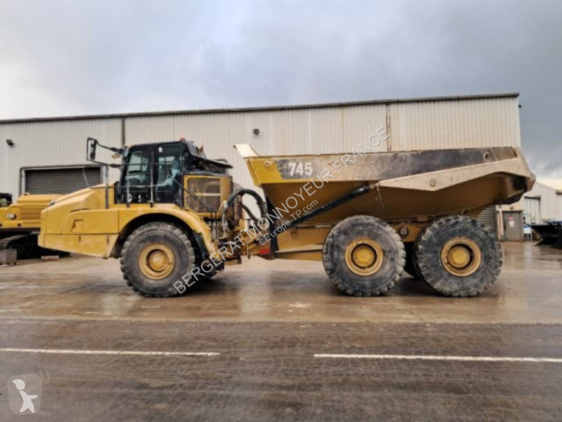 Sklápač Caterpillar 745