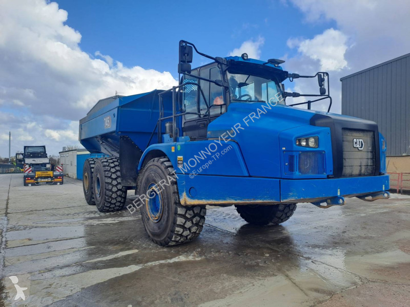 Sklápač Caterpillar 745