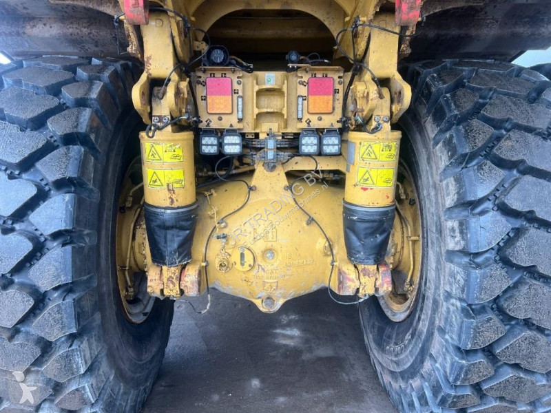 عربة قلابة Caterpillar