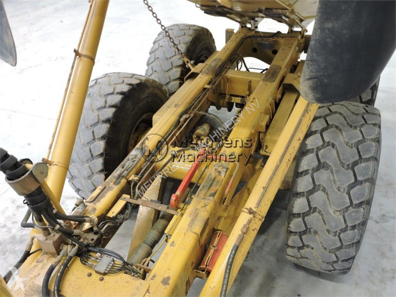 Sklápač Caterpillar 725