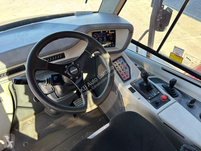 عربة قلابة Doosan 6x6