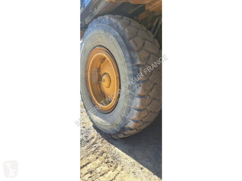 عربة قلابة Caterpillar
