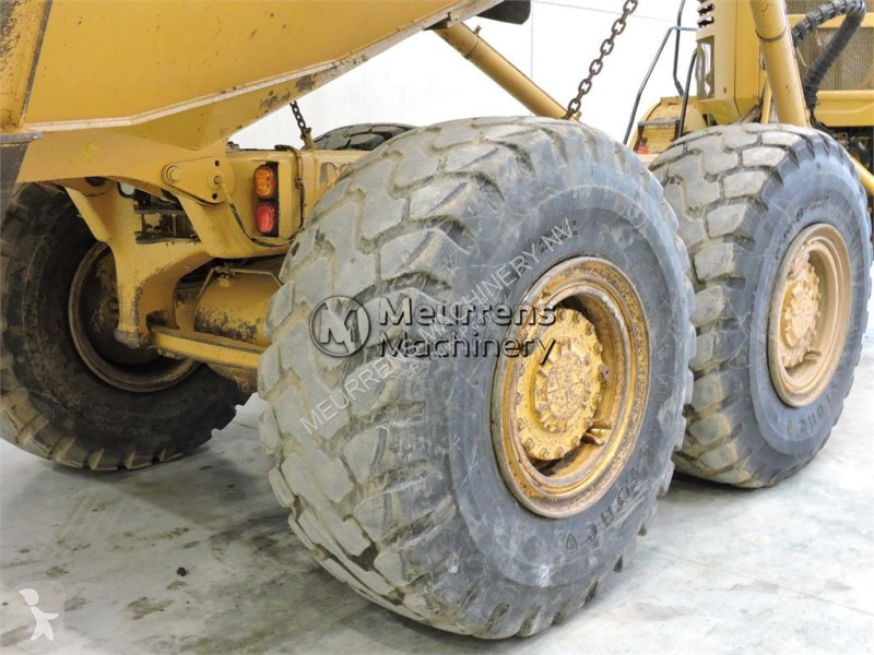 Sklápač Caterpillar 725