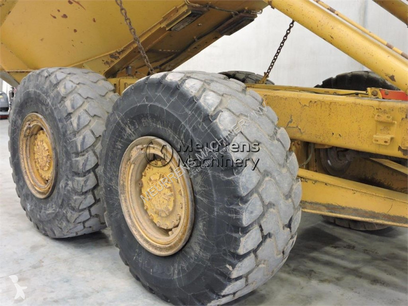 Sklápač Caterpillar 725