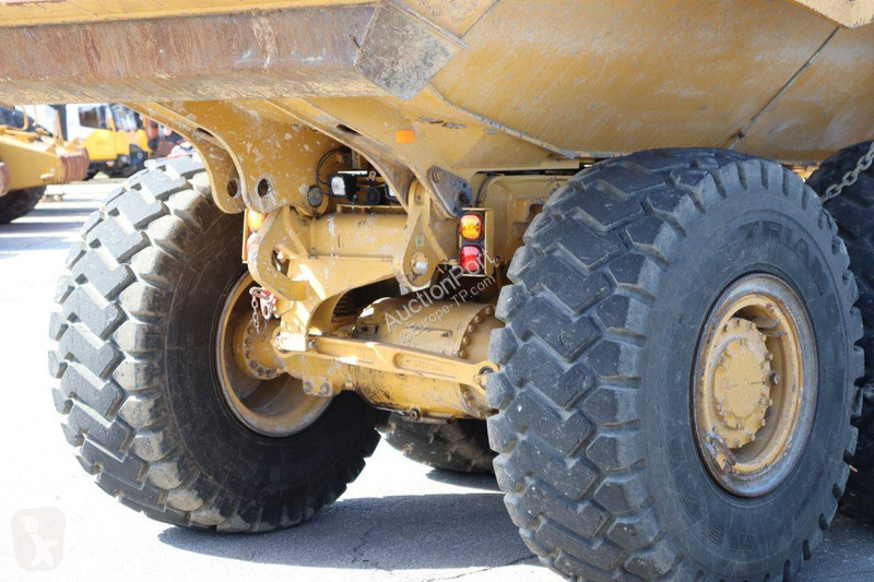 عربة قلابة Caterpillar