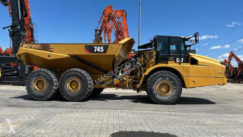 Sklápač Caterpillar 6X6