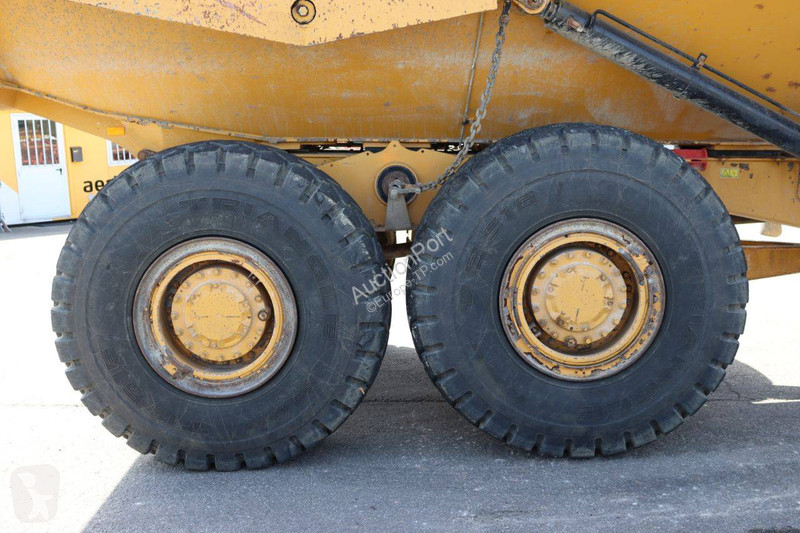 عربة قلابة Caterpillar