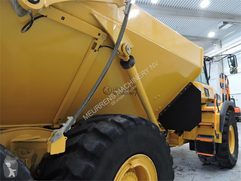 عربة قلابة Bell B30E