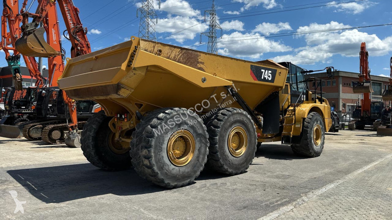 Sklápač Caterpillar 6X6