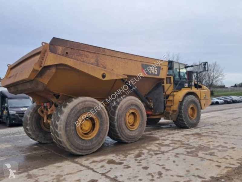 Sklápač Caterpillar 745
