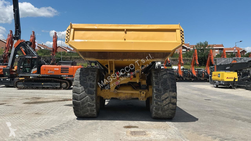 Sklápač Caterpillar 6X6
