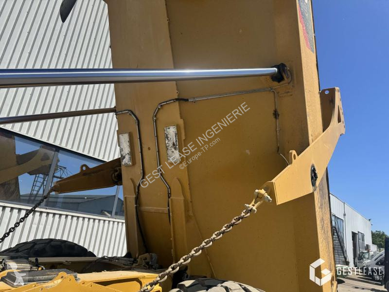 عربة قلابة Caterpillar