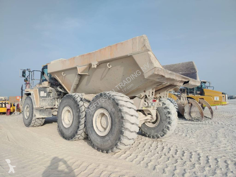 Dumper Komatsu R (4 pieces available in Abu Dhabi)