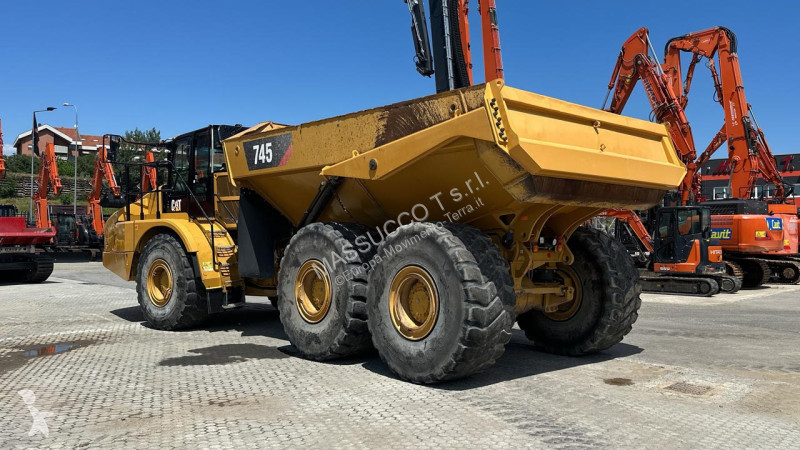 Sklápač Caterpillar 6X6