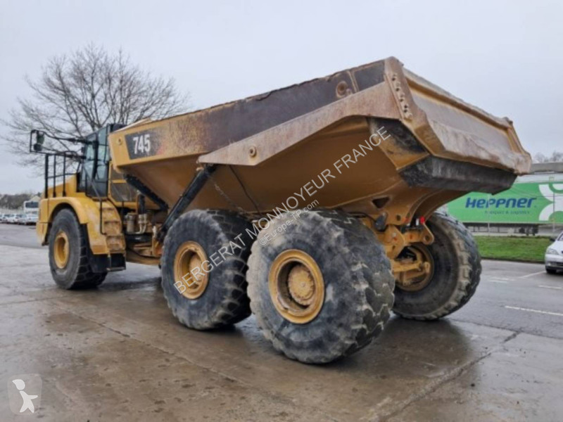 Sklápač Caterpillar 745