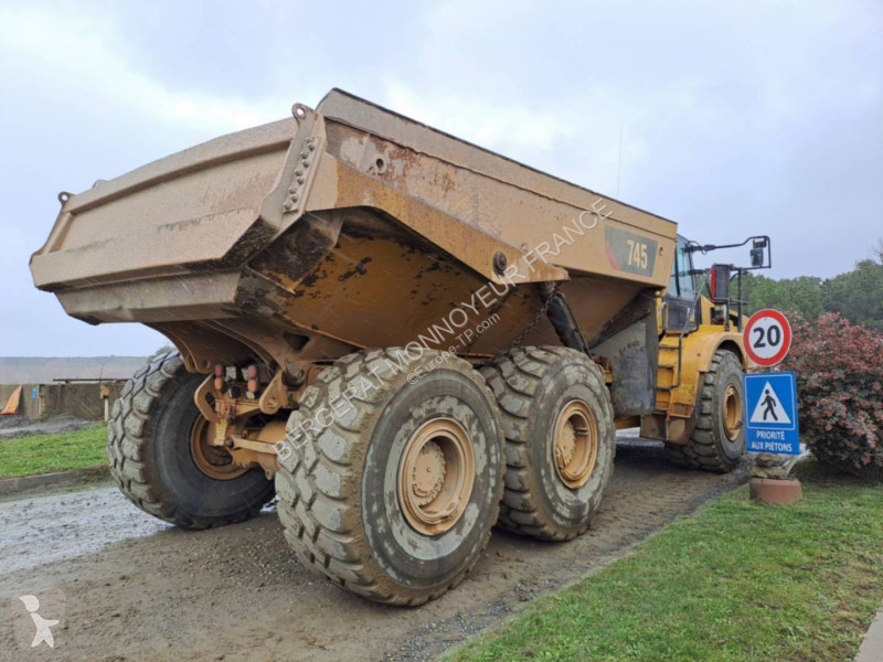 Sklápač Caterpillar 745