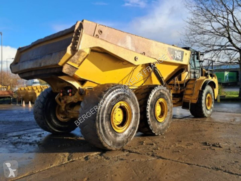 Sklápač Caterpillar 745