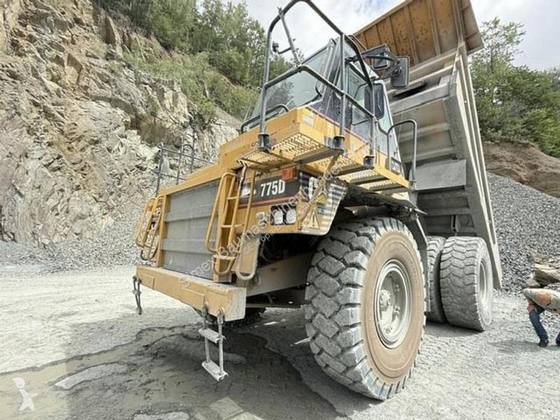 عربة قلابة Caterpillar