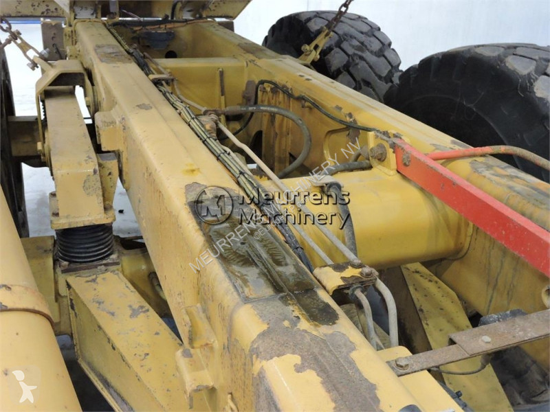Sklápač Caterpillar 725