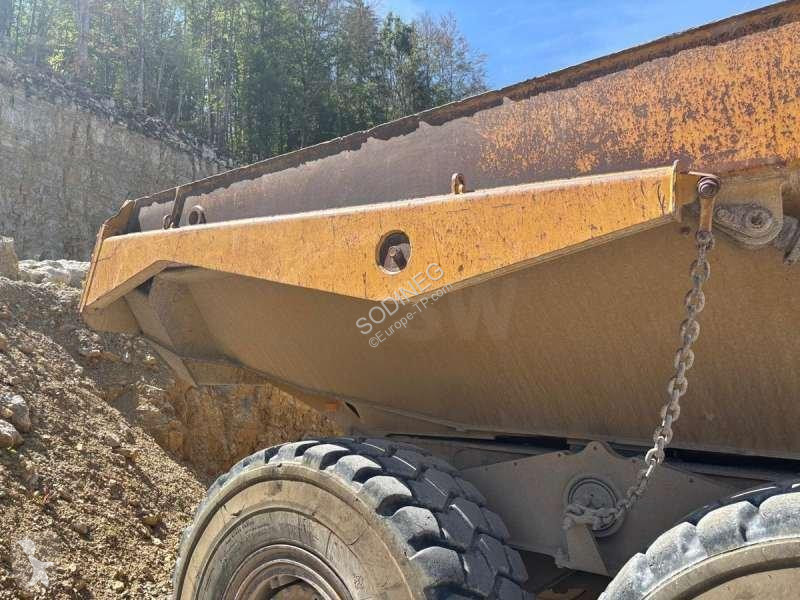 Sklápač Caterpillar C2