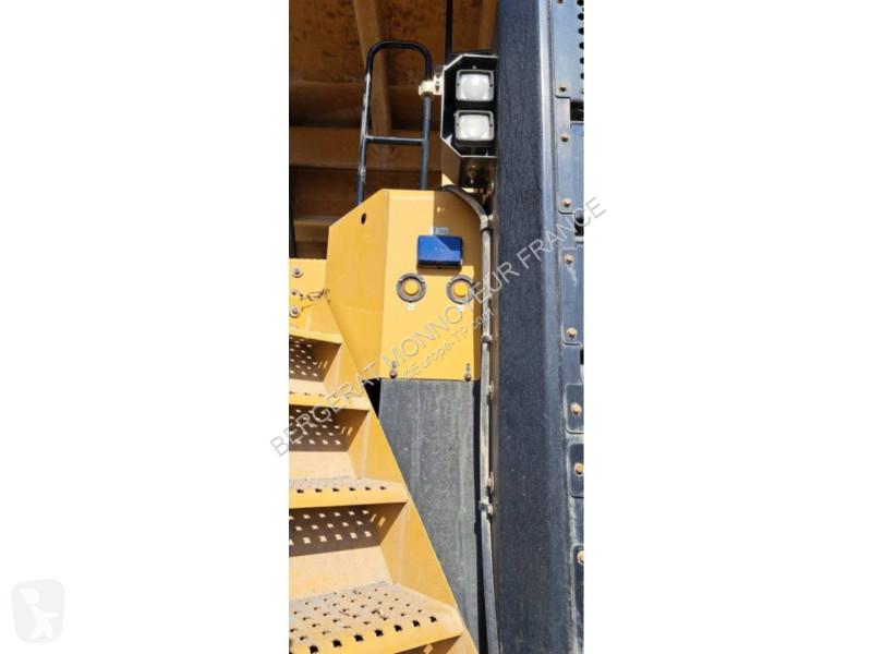 Карьерный самосвал Caterpillar