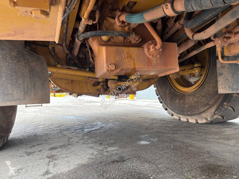 عربة قلابة Caterpillar